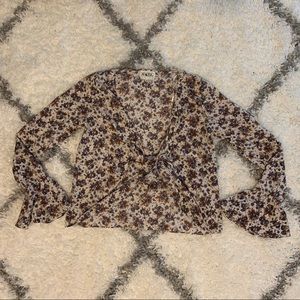 Cropped, frilly, long sleeve top